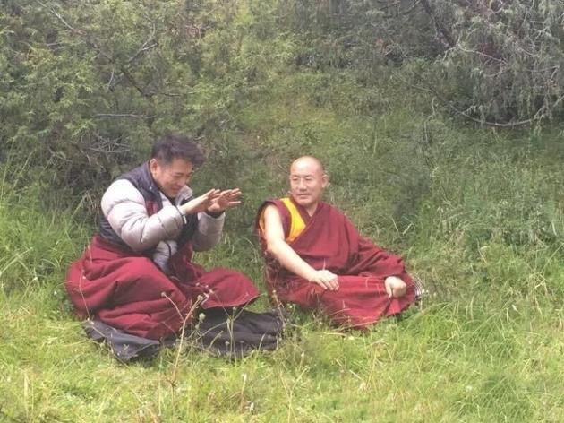 53岁李连杰福建拜佛 与僧人同吃斋(图)