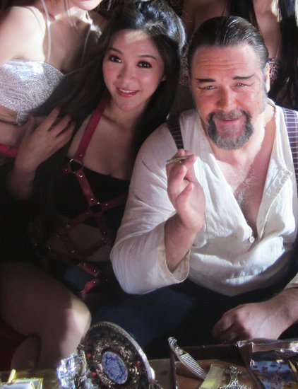 周玲安向罗素克劳致敬 性感打女形象再闯好莱坞