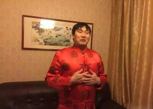 大衣哥朱之文穿红衣,给大家拜年啦!