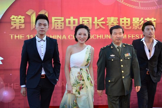 《童与莲》亮相长影节 小何晴万思维携手走红毯