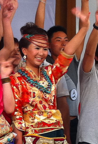 藏歌会选手遭遇车祸 坚强姑娘欲打绷带上舞台