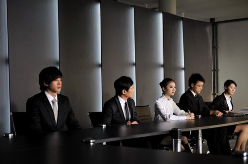 景甜新作剧照曝光 食草男簇拥美女老板(图)