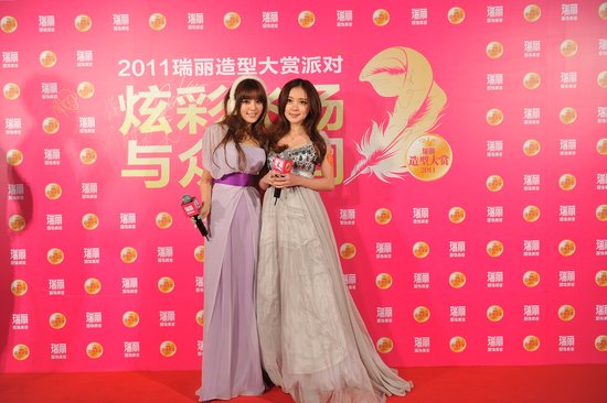 “花儿”冠军汪小敏首捧杯 获最具潜质新人奖