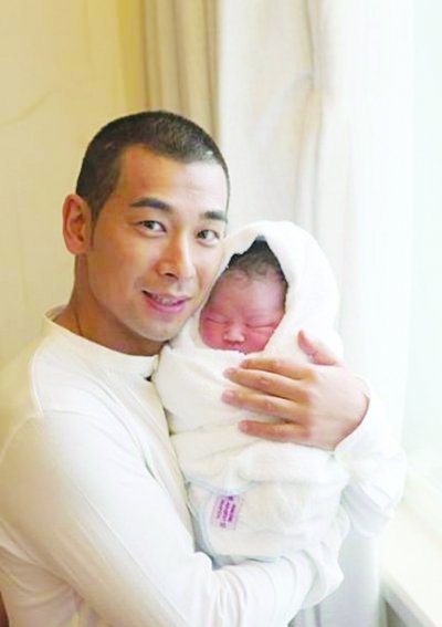 赵文卓太太张丹露香港诞子 为儿子取名赵子龙