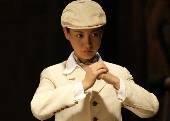 杨雪《红色黎明》变身女中豪杰 尽显帅气风范