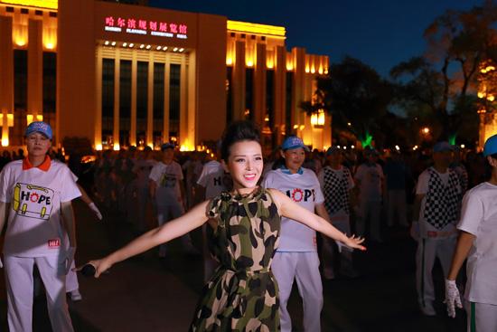 崔子格《老婆最大》惊现广场舞 盖过《小苹果