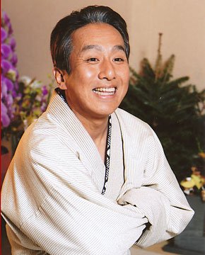 中村勘三郎守夜仪式 祭坛摆放演出服装与酒等