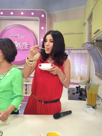 邵雨涵做客《美味人生》 变身“厨娘”秀才艺