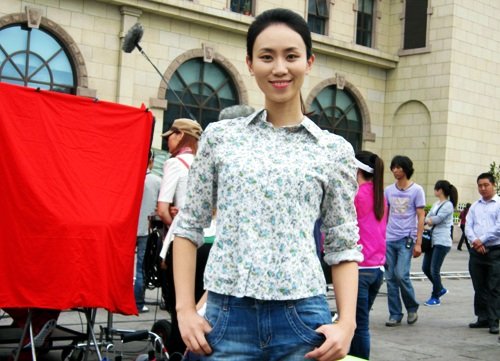 《门第》圆满杀青 卢卓婕与“儿子”熊抱秀幸福