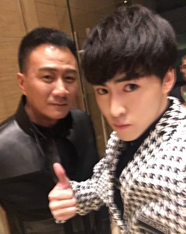 宫政与罗一航合体亮相时尚盛典 见胡军秒变迷弟