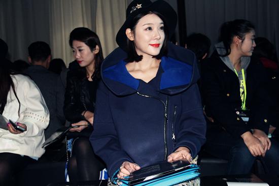 赵雅淇受邀北京时装周 抛弃性感大走潮范儿