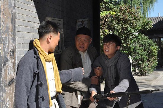 抗战剧《我是传奇》杀青 信鹏用情深难舍剧组