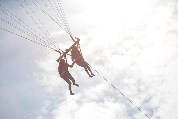 《我们相爱吧》音乐多用外文歌 为了不抢戏