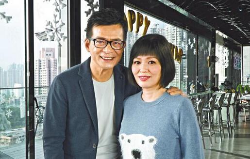 黄日华助妻子抗癌成功 被赞一百分老公
