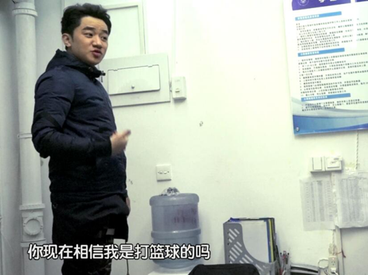 王祖蓝被整蛊进女生宿舍，宿管：你该吃药了