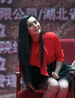 范冰冰穿羽毛裙配渔网袜 性感亮相畅谈绯闻(图