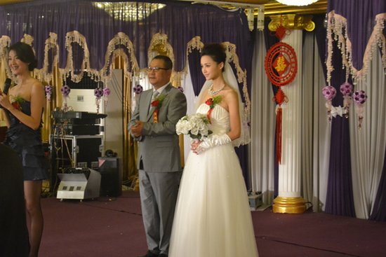 《先结婚后恋爱》热拍 <em>范伟</em>张歆艺大婚_娱乐