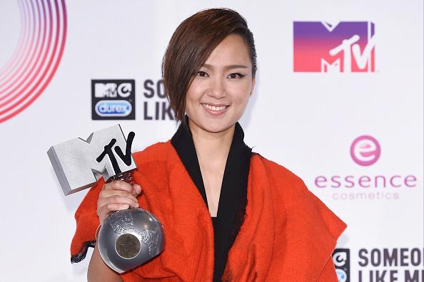 周笔畅击败单向组合 获EMA2014全球最佳艺人 