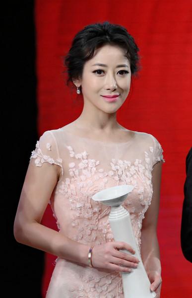 陈紫函出席点燃希望公益盛典 获年度公益明星