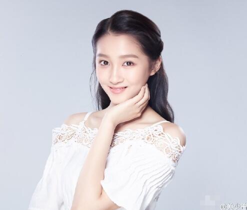 关晓彤父亲晒女儿录取通知书：老爸衷心祝贺