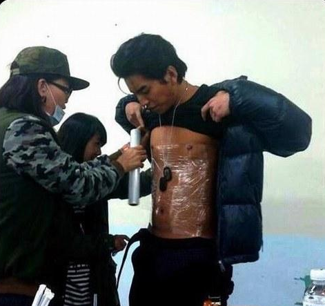 王大陆裸上身贴保鲜膜感慨冬天拍水戏辛苦
