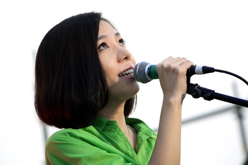 曹方献唱LOVE·音乐节 现场为慈善举行签售会