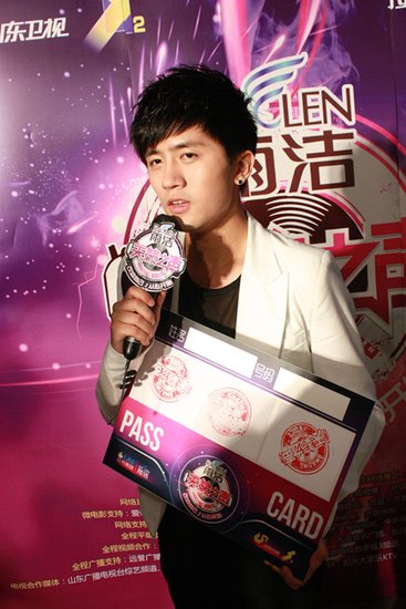 《天籁之声》西安赛区评委严 仅发出4张PASS