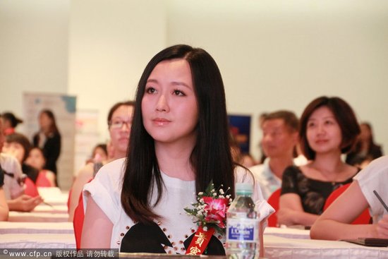 潘长江女儿产后身材恢复好 与朱媛媛同台比娇