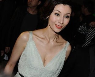 李嘉欣低胸大露事业线