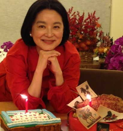 林青霞生日获女儿赠送麻将蛋糕 心情大好晒美
