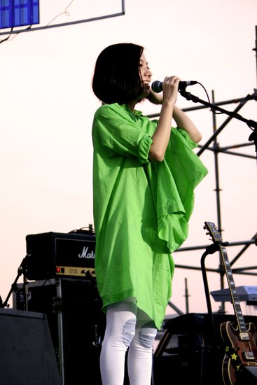 曹方献唱LOVE·音乐节 现场为慈善举行签售会