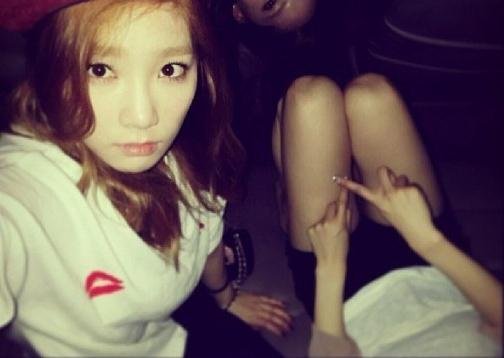 <em>少女时代泰妍</em>晒自拍照 允儿Tiffany偷偷入镜 _娱