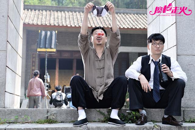 《擦枪走火》魔性剧照 喻恩泰爆笑演绎三包电影