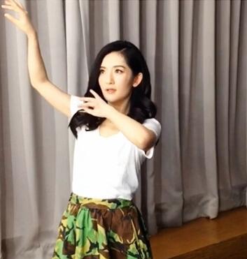 谢娜唱京剧选段挑战张杰 网友调侃:娜姐疯了