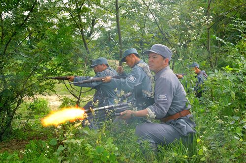 《梨花似雪》何政军杀青 现场庆祝大秀京剧