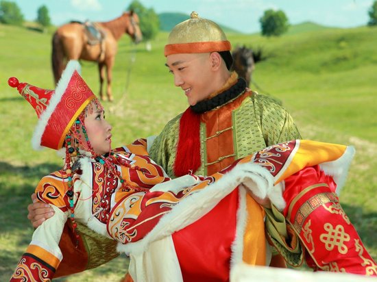 塞娅公主在父亲的带领下来到