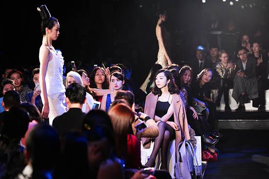 王熙洋子助阵张京京时装秀 未来依然以演戏为主