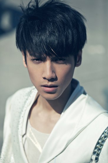 双孖jl赶通告眼睛血管爆裂