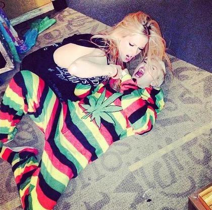 麦莉和艾薇儿打起来了？扯头发爆粗场面混乱