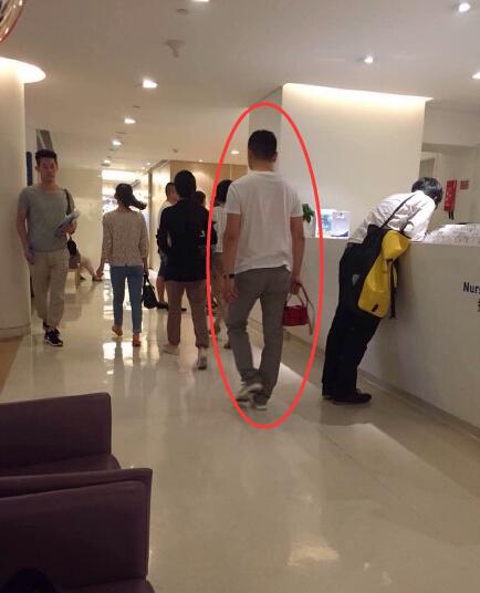 曝奶茶妹妹赴医院做产检 穿平底鞋口罩遮面