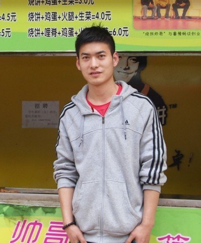 成人礼聚焦草根网络红人 烧饼帅哥变创业青年