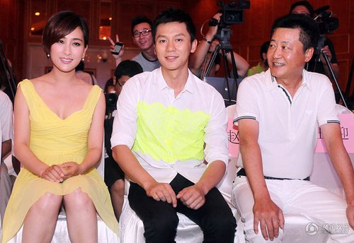 马苏俯身大秀八字奶 夹腿走光李晨尴尬[组图