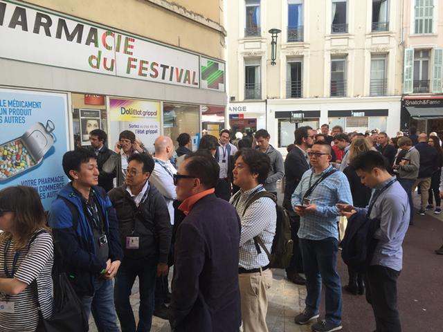 娜塔莉《第一夫人》戛纳首映 全球发行商抢购