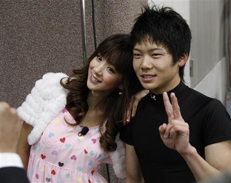 星野亚希面临离婚危机 纪念日老公热吻年轻女子