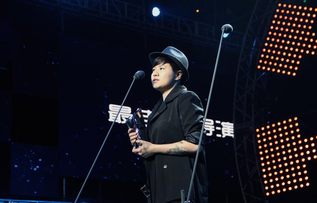 彭宥纶获最佳MV导演大奖 魏晨抱谢7年陪伴