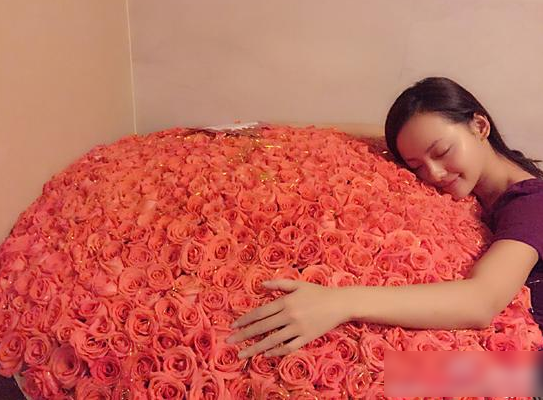 张嘉倪收男友送999朵玫瑰 拥抱巨型花束笑容甜
