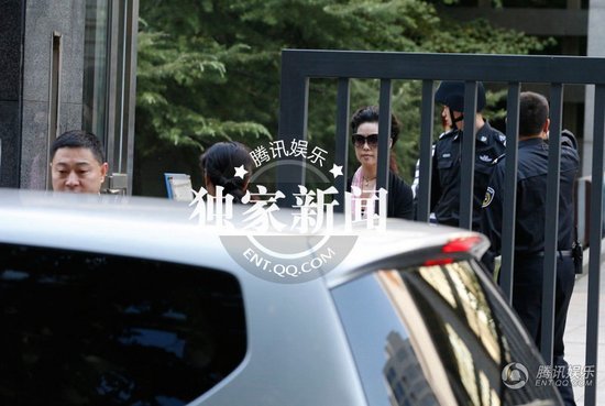 李某母亲梦鸽现身医院 学生证实李双江因病入