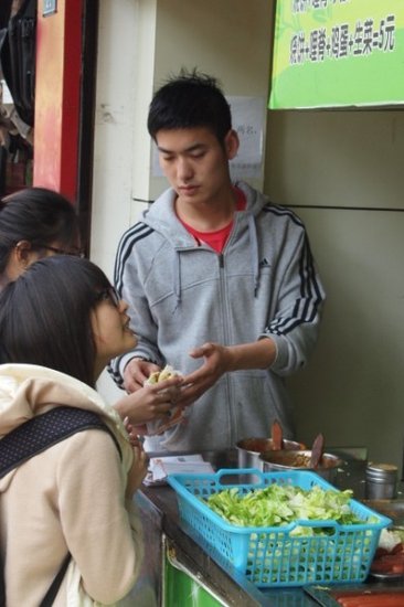 成人礼聚焦草根网络红人 烧饼帅哥变创业青年