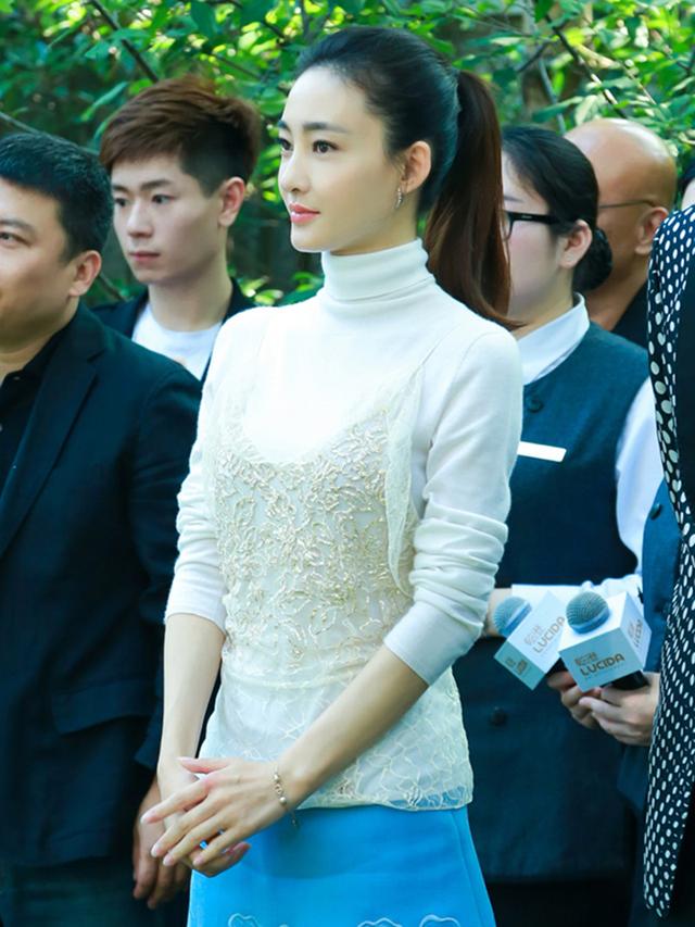 王丽坤淡雅白衫出席酒会 联手窦骁情遇百老汇