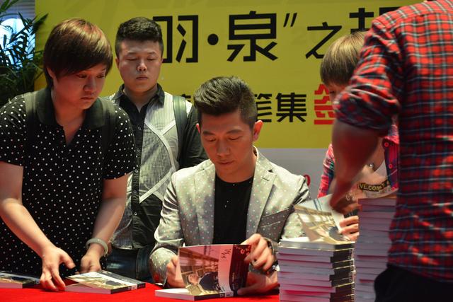 胡海泉分享心路历程 《问泉》深圳首签人气爆棚